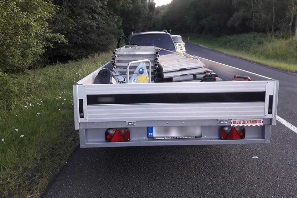 Das Auto samt Anhänger flüchtete auf der A17 vor der Polizei.