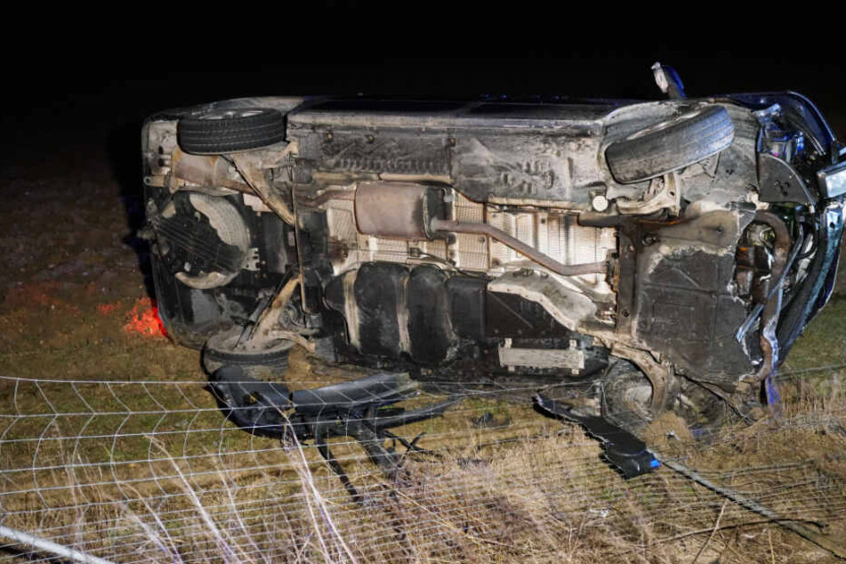 Nachdem das Auto einen Zaun durchbrach, kam es letztlich auf der Seite zum Liegen.