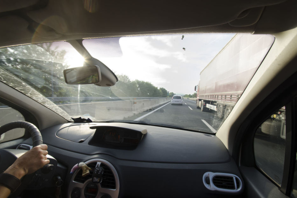 Beim Überholen verlor der Fahrer die Kontrolle über sein Auto.