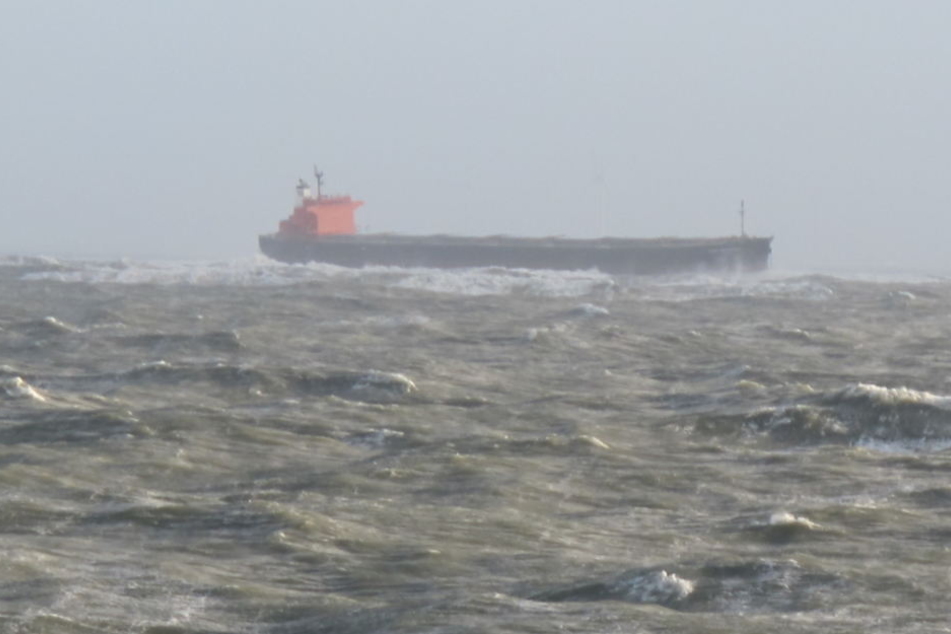 Der Frachter "Glory Amsterdam" treibt in der Deutschen Bucht vor Langeoog.