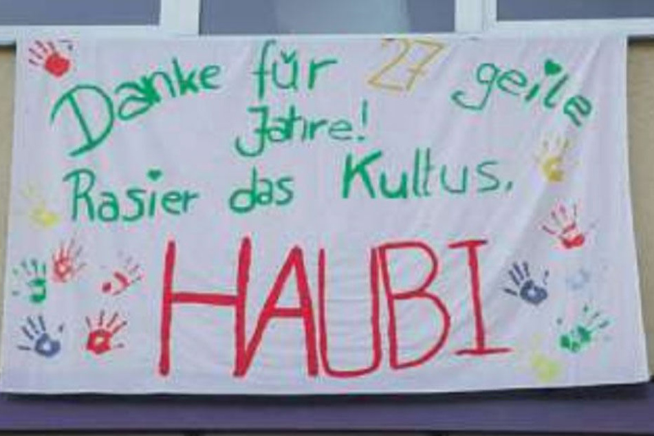 Mit Transparenten
hatten
seine
Schüler
Frank
Haubitz
angefeuert.
Nur acht
Wochen
später ist
er seinen
Ministerjob
wieder
los.