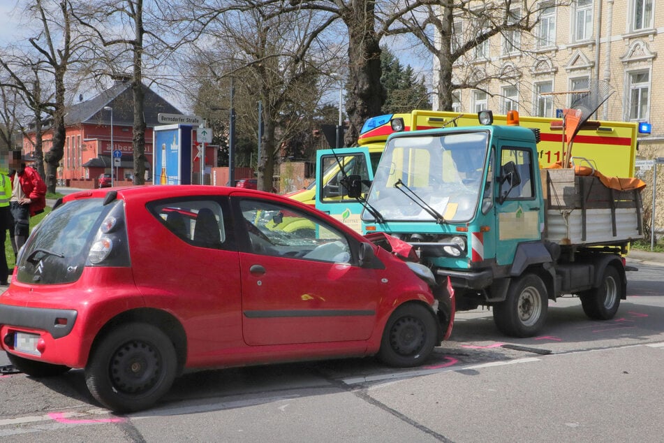 In Chemnitz krachte auf der Bernsdorfer Straße ein Citroën gegen ein Multicar.
