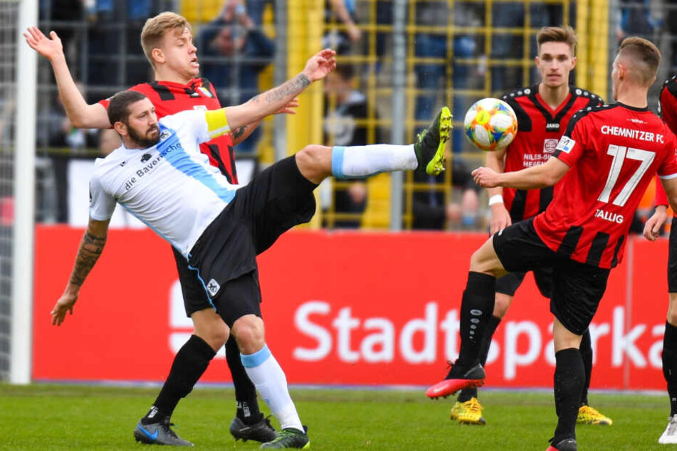 Erik Tallig (Nr. 17) im Kampf um den Ball mit Sascha Mölders vom TSV 1860 München.