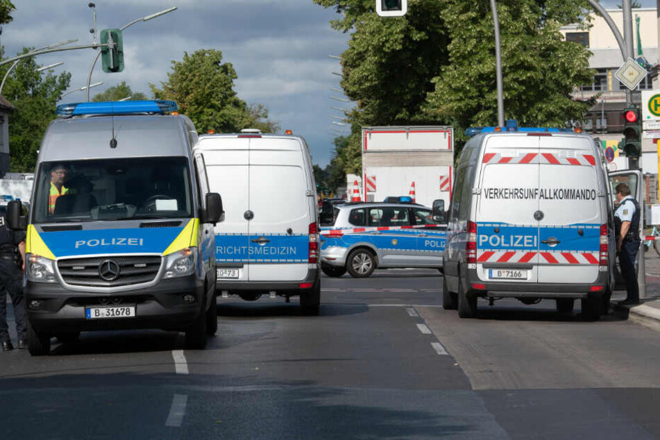 Einsatzfahrzeuge der Polizei stehen in Spandau an der Kreuzung Nauener Straße/Brunsbütteler Damm.