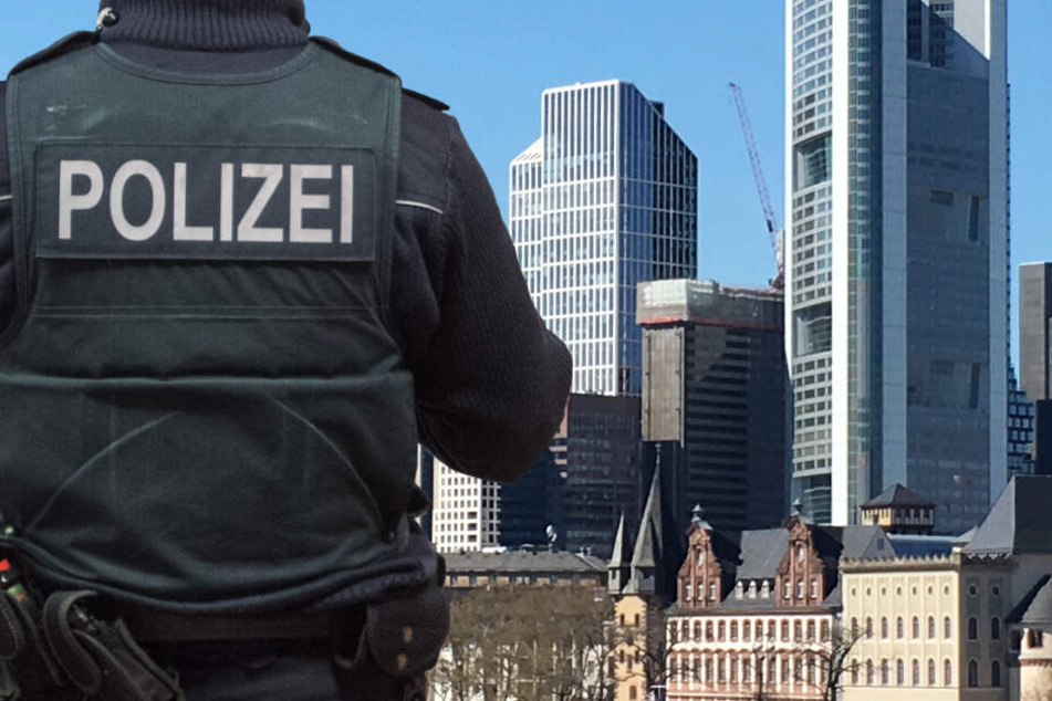 Die Polizei in Frankfurt sucht Geschädigte der dreisten Betrugs-Masche (Symbolbild).