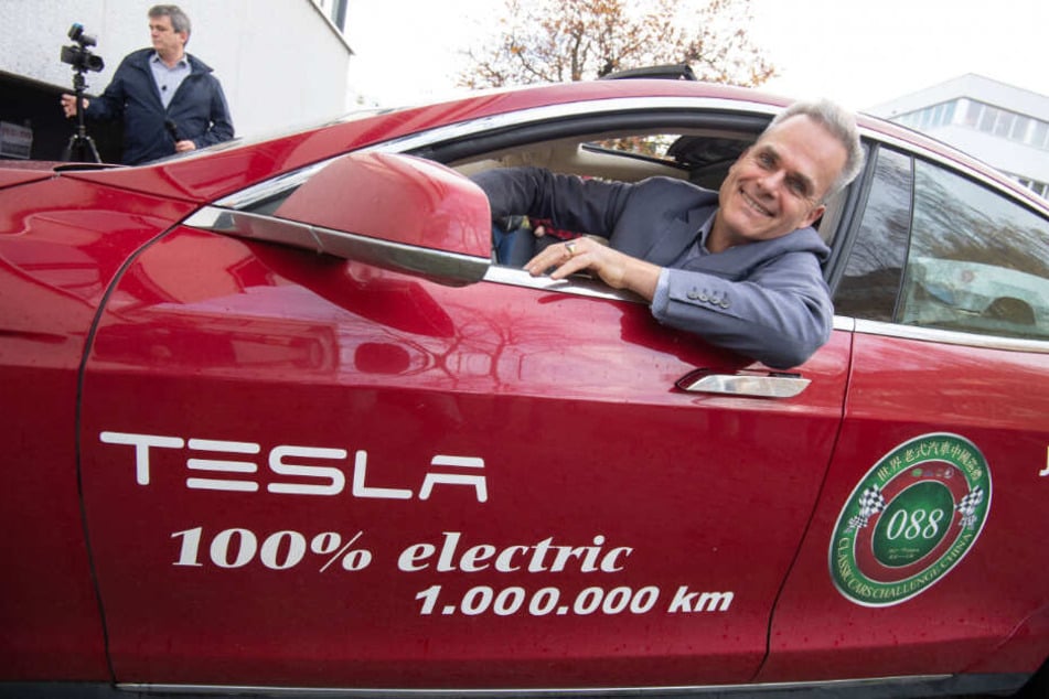 Hansjörg Freiherr von Gemmingen-Hornberg sitzt in seinem Tesla Model S, Baujahr 2013.