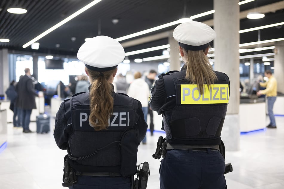 Die Beamten am Flughafen nahmen den Mann umgehend fest. (Symbolbild)