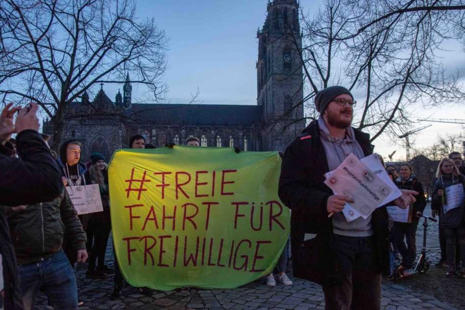 Etwa 70 Menschen demonstrierten am Mittwoch in Magdeburg als Teil der Aktion "Freie Fahrt für Freiwillige".