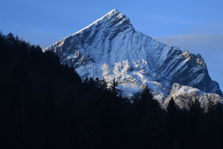 Die Bergsteiger waren zwischen Zuspitze und Alpspitze (Foto) unterwegs, als das Unglück passierte. (Archivbild)