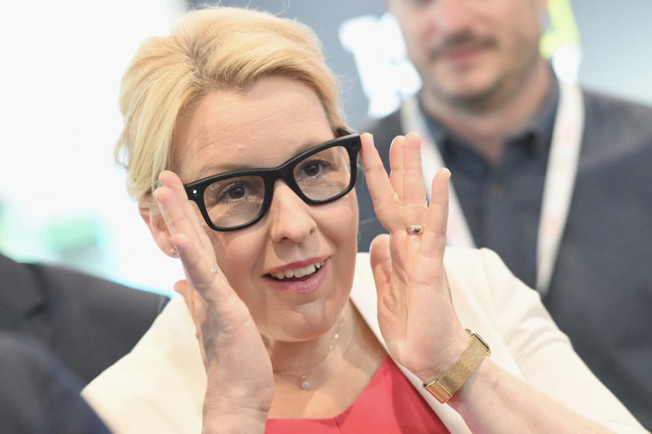 Steht ihr gut: Franziska Giffey (48, SPD) testet die KI-Brille von Meta x CUPRA AI Glasses Companion.