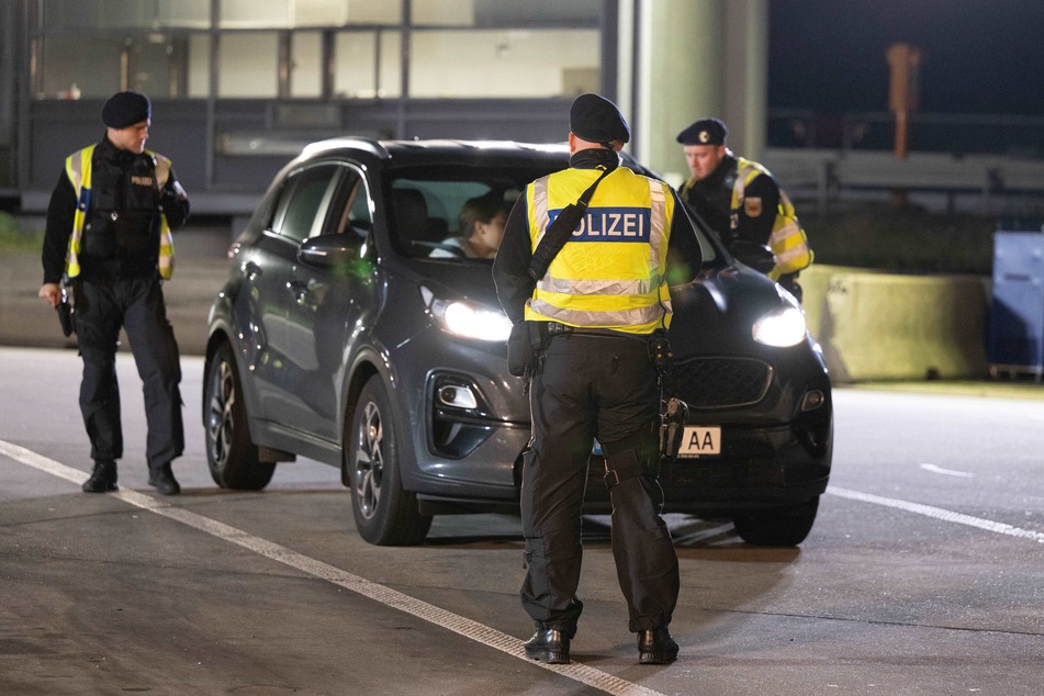 Polizisten stehen zu einer Grenzkontrolle auf dem Rastplatz "Am Heideholz" an der A17 nahe der deutsch-tschechischen Grenze.