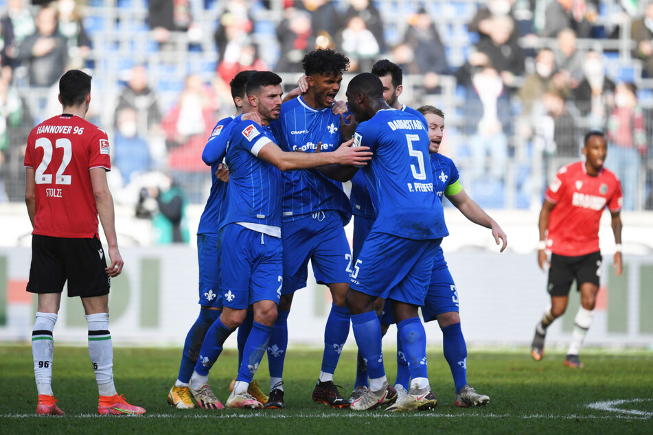 Darmstadts Edeljoker Aaron Seydel (4.v.l.) erzielte in der 61. per Kopf den 2:2-Ausgleichstreffer für die Lilien.