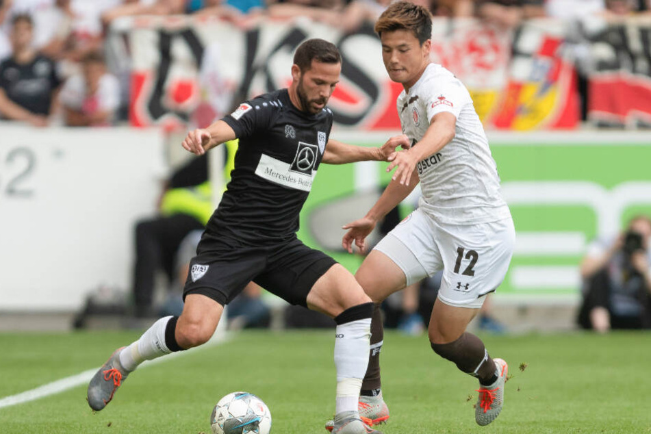 Ryo Miyaichi versucht Stuttgarts Gonzalo Castro den Ball abzunehmen.