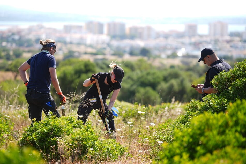 Ein Suchteam in der Nähe von Praia da Luz, Portugal, wo Beamte eine Durchsuchung in der Landschaft durchführen.