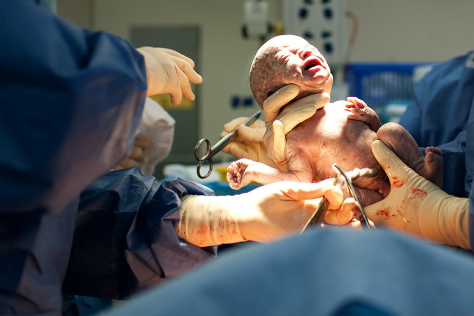Geburt baby aus der scheide
