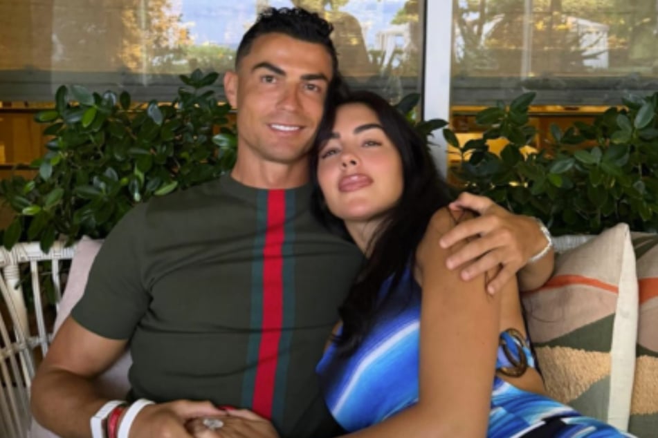 Georgina Rodríguez (32) und Cristiano Ronaldo (41) haben im engsten Kreis "Ja" gesagt.