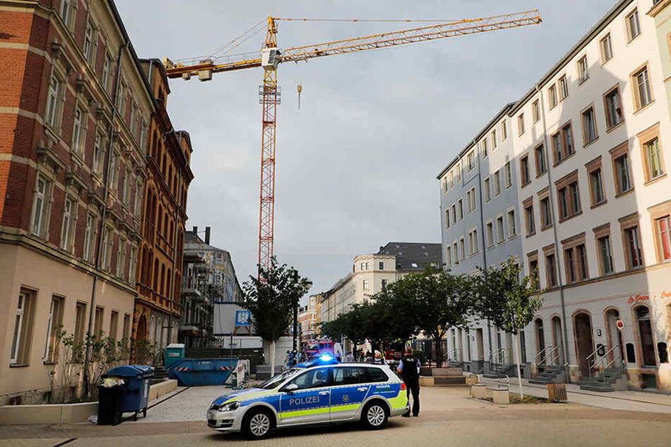 Von diesem Kran stürzte der junge Mann - und überlebte. Die Polizei sperrte den Bereich an der Elisenstraße ab.