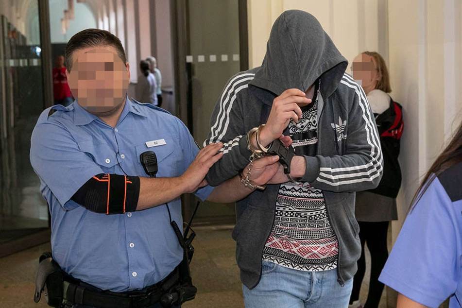 Kleine Beute, großer Ärger: Die Tankstellenräuber Joey-Eddy S. (24) und ...