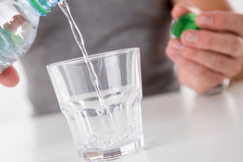 Experten raten dazu, viel Wasser zu trinken (Symbolfoto).