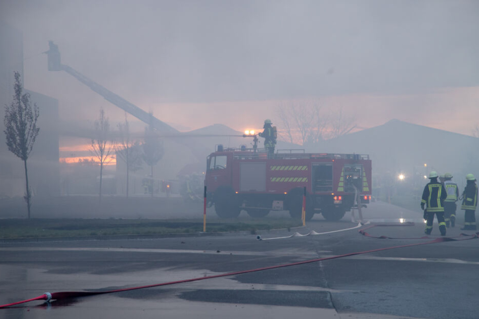 Das Feuer ist mittlerweile unter Kontrolle, aber die Löscharbeiten dauern an.