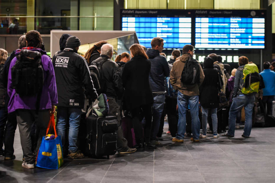 Viele Bahnreisende strandeten. In Leipzig wurde u.a. ein Übernachtungszug bereitgestellt.
