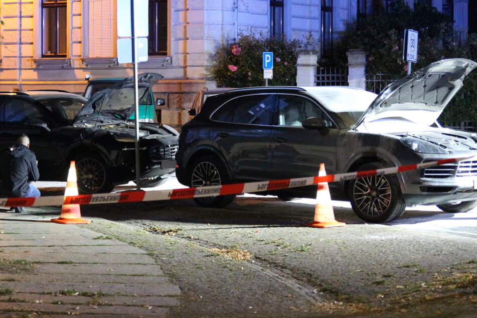 Die beiden aneinander geparkten Porsche wurden stark beschädigt.