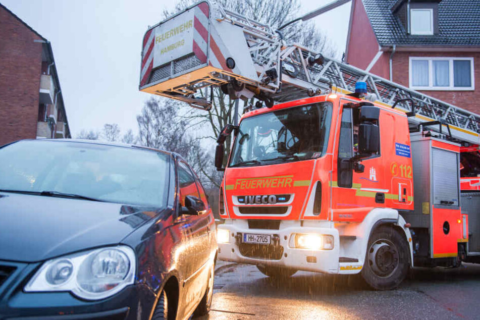 Die Feuerwehr war mit mehreren Fahrzeugen und Spezialkräften vor Ort, um die Frau zu retten (Symbolbild).