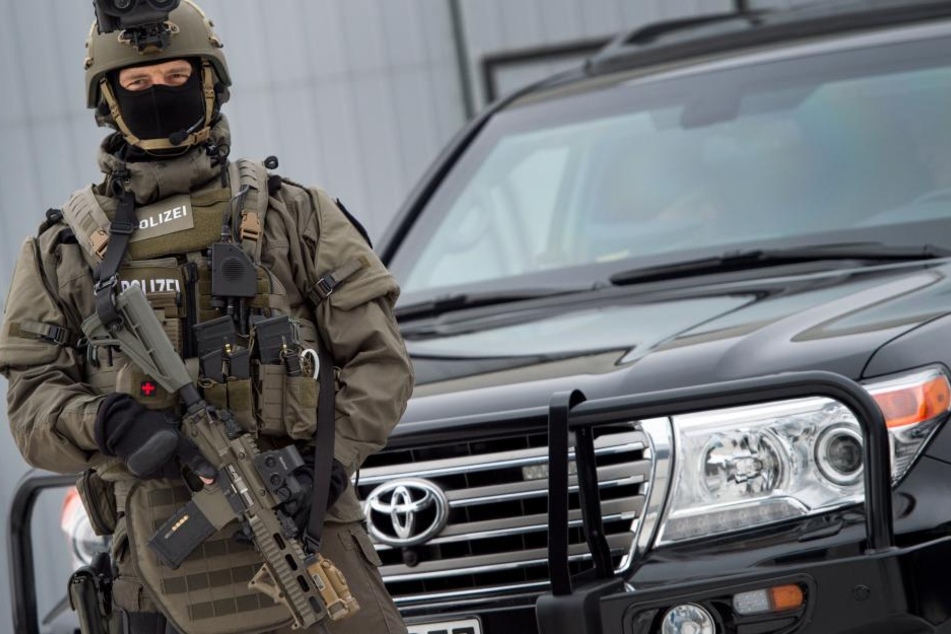 Mittel gegen Gewalt sind unter anderem stichsichere Schutzwesten und Helme.