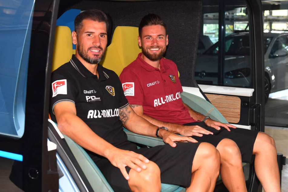 Cristian Fiel und Niklas Kreuzer (v.l.) sitzen im Auto der Zukunft probe.
