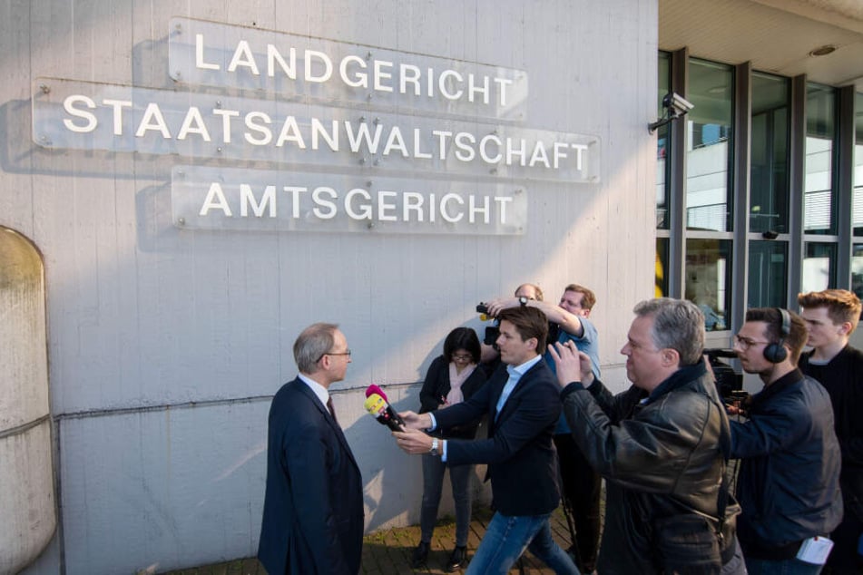 Verteidiger Martin Kretschmer (l) spricht am Donnerstag vor Beginn des Prozesses in Siegen mit Journalisten.