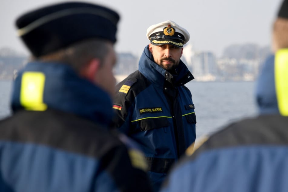 Korvettenkapitän Michael Rudat, Kommandant von U36, lässt beim Auslaufen des U-Boots im Januar seine Mannschaft an Deck antreten.