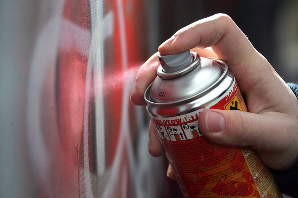 Drei Jugendliche wurden beim Graffiti-Sprühen beobachtet. Die herbeigerufenen Polizeibeamten überbrachten die Sprayer deren Eltern (Symbolbild).