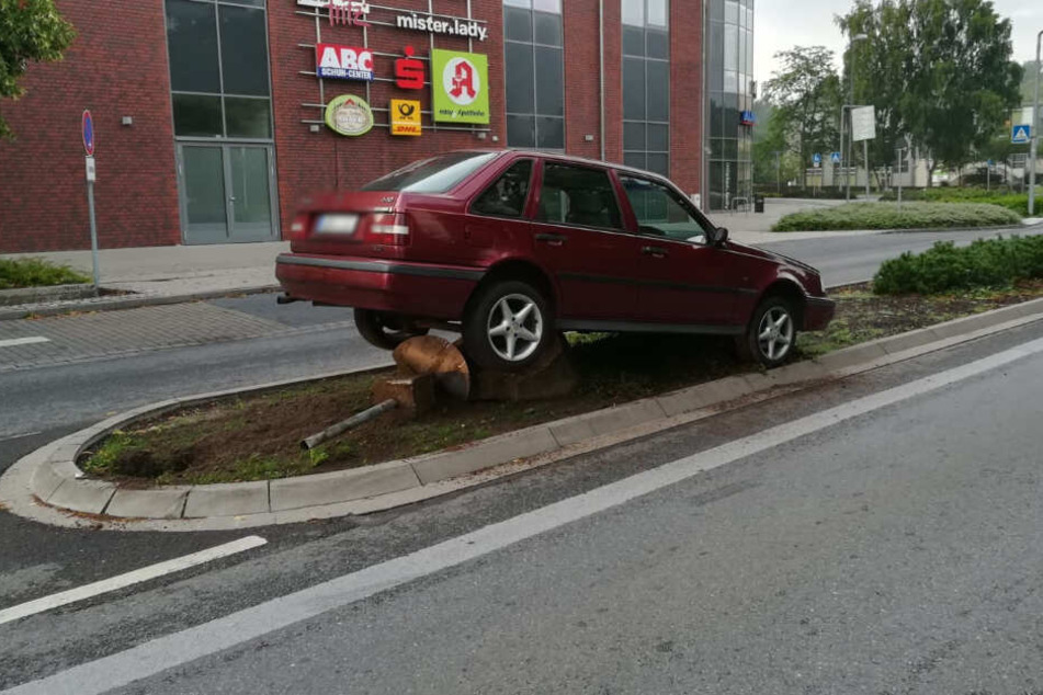Das Auto blieb an dem Stein auf der Verkehrsinsel hängen.
