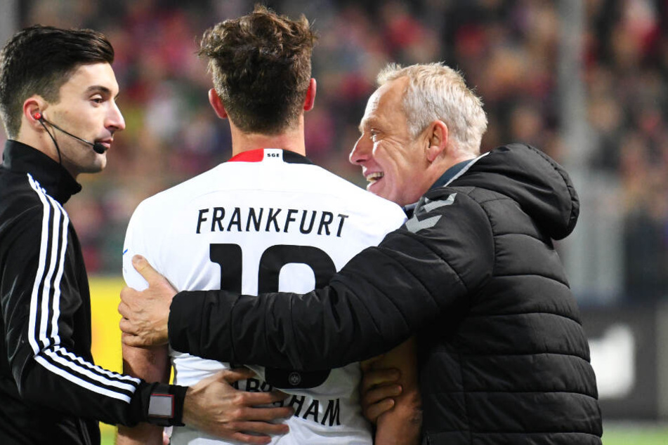 Die Gemüter beruhigten sich schnell wieder: SCF-Trainer Christian Streich (r.) und SGE-Kapitän David Abraham (M.) versöhnten sich noch auf dem Feld wieder.