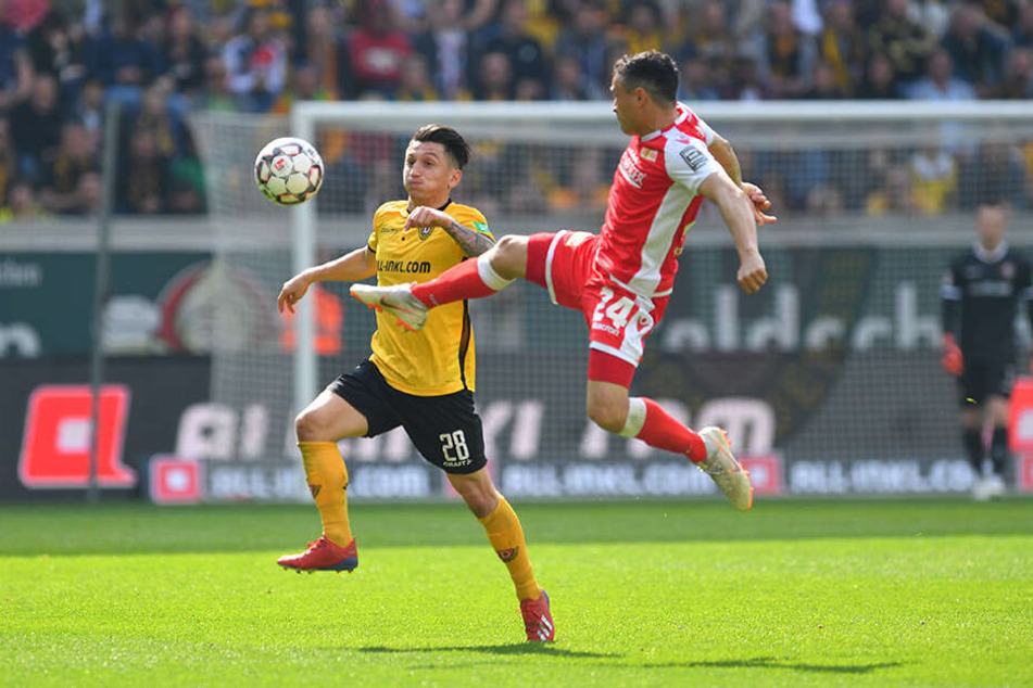 Mittelfeldmann Baris Atik (l.) kam nur selten an seinen Gegenspielern wie Manuel Schmiedebach vorbei.