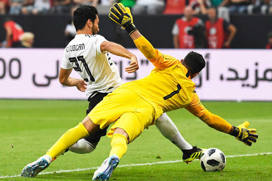 Ein Parade nach der anderen: Der saudische Torhüter Abdullah Al-Mayouf bewahrte seine Mannschaft mehrfach vor einer höheren Niederlage. Hier rettete er klasse gegen Ilkay Gündogan.