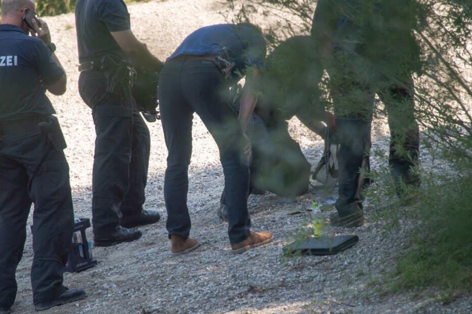 Die Polizei sucht mit einem Großaufgebot in dem Waldstück nach den vermissten Frauen.