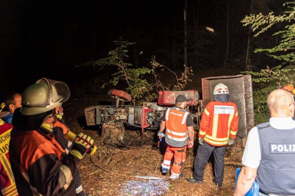 Einsatzkräfte stehen an der Unfallstelle. Ein 59-Jähriger wurde bei Waldarbeiten tödlich verletzt.