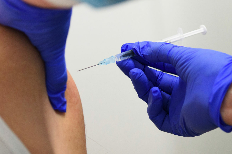 Ein älterer Mann wird gegen das Coronavirus geimpft. In Brandenburg sind nach Angaben des Robert Koch-Instituts bislang 16,4 Prozent der Bevölkerung das erste Mal geimpft worden.