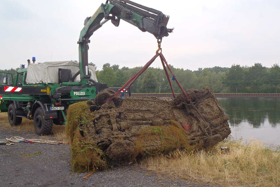 Das Auto wurde mit der Hilfe eines Krans aus dem Wasser gezogen.