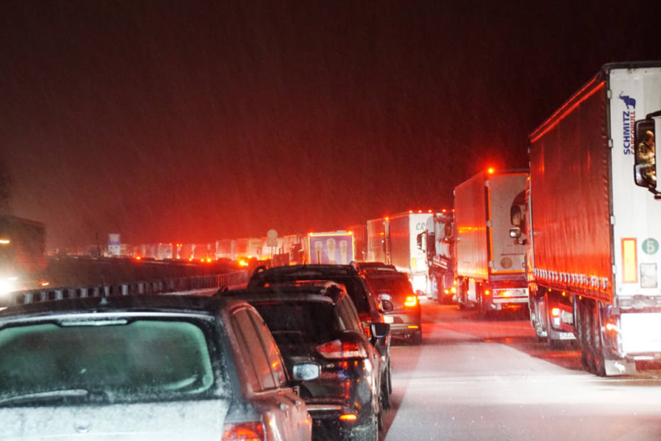 Nach starkem Schneefall stehen Autos und Lastwagen auf der mit Schnee bedeckten Autobahn A8. Die A8 zwischen Aichelberg und Hohenstadt (Baden-Württemberg) war zwischenzeitlich voll gesperrt.: