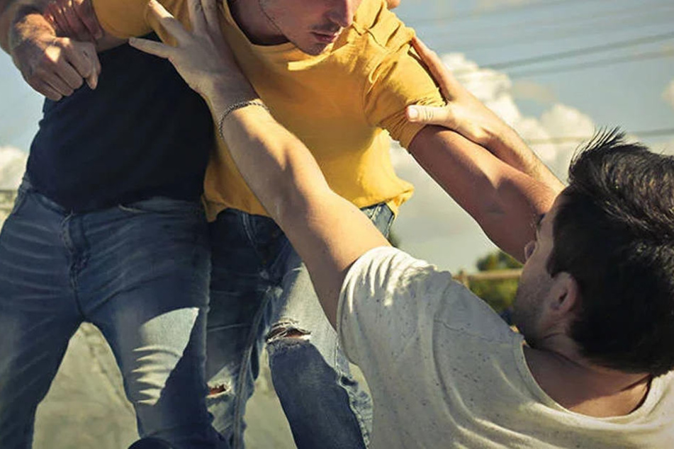 Der 38-Jährige wurde von mehreren Männern angegriffen. (Symbolbild)
