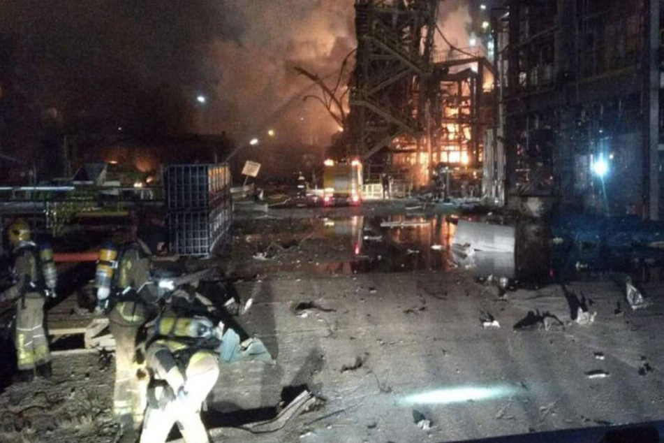 Feuerwehrleute arbeiten an der Löschung eines Brandes in einem Chemiepark in der Nähe der nordostspanischen Hafenstadt Tarragona nach einer Explosion.