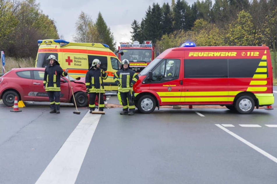 Die Rettungskräfte mussten den Straßenabschnitt eine Dreiviertelstunde voll sperren. Zwei Menschen wurden bei dem Unfall verletzt.