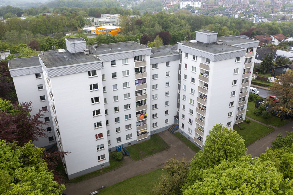 In Velbert ist im Fall der unter Quarantäne gesetzten Bewohner zweier Hochhäuser bei sieben Familien die indische Corona-Variante nachgewiesen worden.