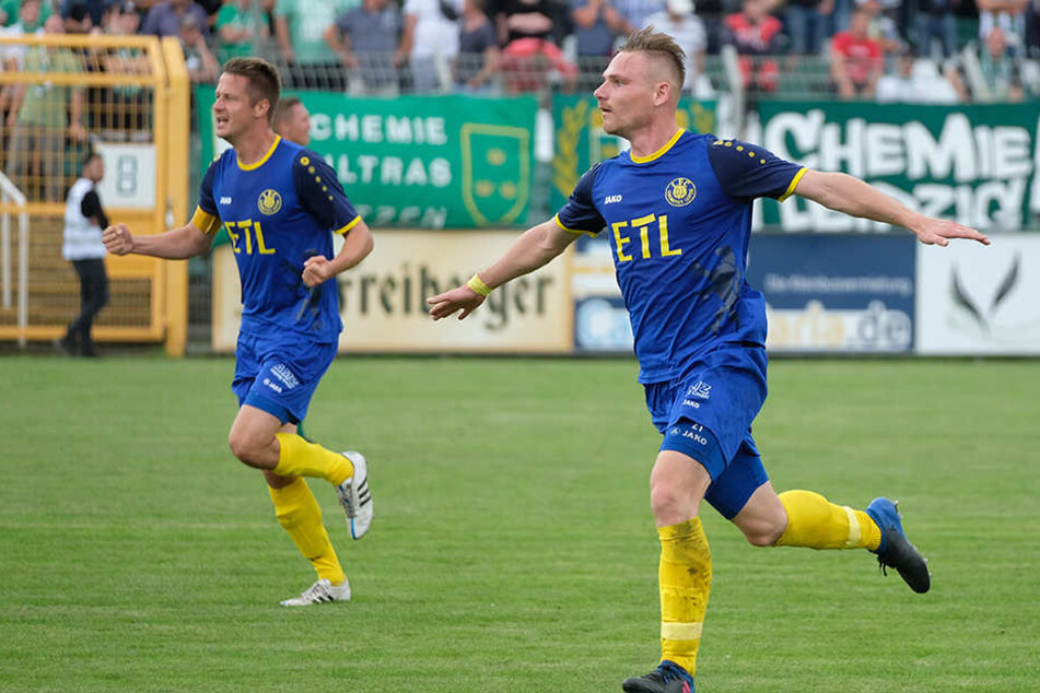 Lok Leipzigs Robert Zickert (r.) hatte das Hinspiel am 1. Spieltag mit seinem Tor zum 1:0 entschieden.