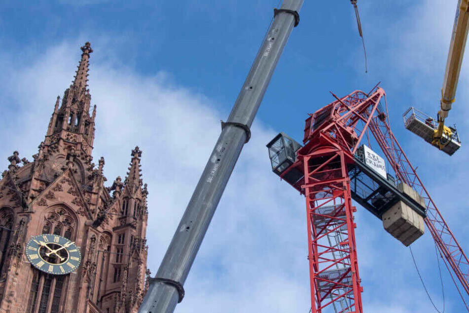 Monteure auf einem Hubsteiger begutachten den Schaden an dem im Sturmtief "Sabine" havarierten Kran.