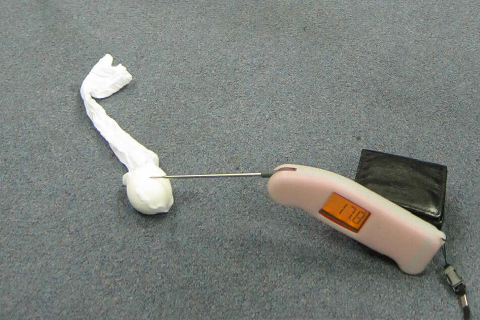 Hier sieht man einen Versuchsaufbau mit einem Schallmessgerät (oben), einem Themrometer und einem in einer Socke verpackten Ei.