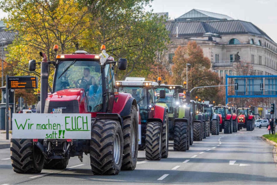 Rund 300 Landwirte demonstrierten gestern Mittag vor der Johanniskirche gegen das geplante Agrarpaket der Bundesregierung.