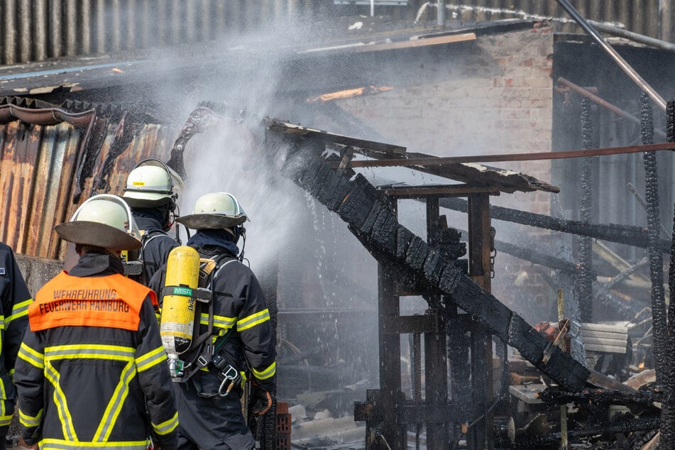 Hamburg: Scheune abgefackelt: Rund 55 Feuerwehrleute im Einsatz